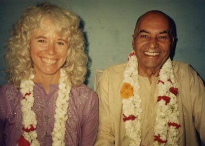 Gangaji lineage Papaji beside her with garlands